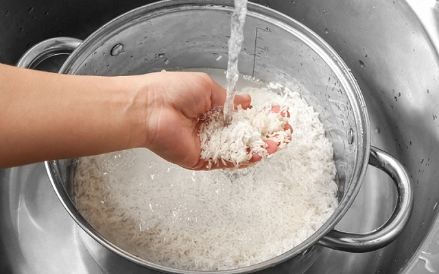 Nên nấu cơm bằng nước nóng hay lạnh? Thì ra bấy lâu rất nhiều người hiểu sai