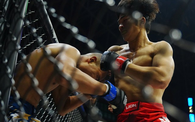 Võ sĩ của Johnny Trí Nguyễn đứng im chịu 8 đòn gối cực mạnh, bị đối thủ hạ gục