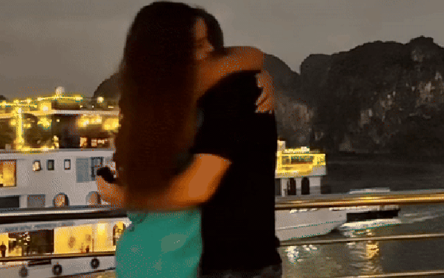 Clip ngọt ngào nhất cuối năm: Hoa hậu gen Z được bạn trai cầu hôn như phim ở Vịnh Hạ Long