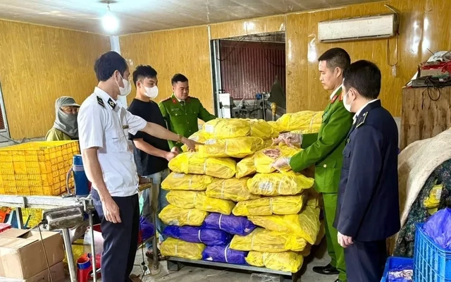 Phát hiện hơn 700 kg chân gà bẩn chuẩn bị tuồn ra thị trường dịp giáp Tết