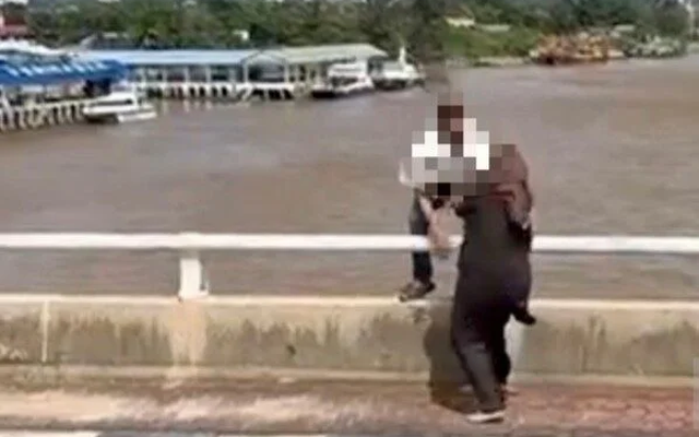 Đang lái ô tô thì cãi nhau với vợ, người đàn ông dừng xe rồi nhảy cầu trước sự hoang mang của bạn đời