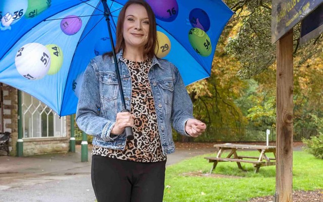 Bất ngờ tìm thấy giếng ước nguyện trong chuyến đi bộ bất đắc dĩ, nữ y tá trúng 8,9 tỷ đồng chỉ sau 1 ngày