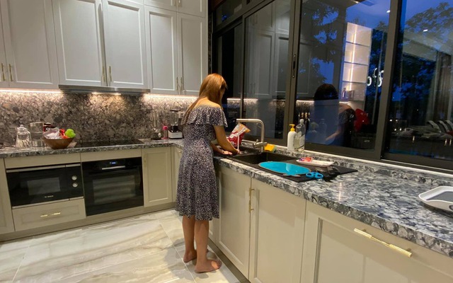 Nữ nghệ sĩ tái hôn với đại gia, được "chiều như trứng mỏng", sống sang chảnh trong biệt thự 200m²