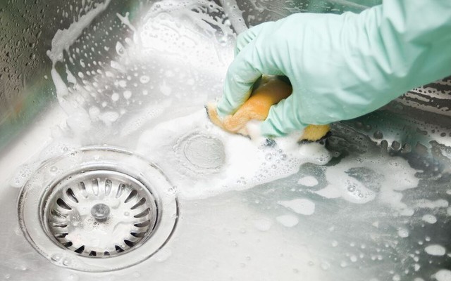 5 thứ tuyệt đối không được đổ xuống bồn rửa bát