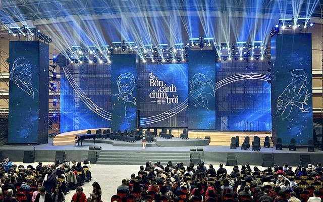 Show diễn "Về Đây Bốn Cánh Chim Trời" hoãn đột ngột sát giờ chót khiến khán giả bức xúc: Công ty nào đứng sau?