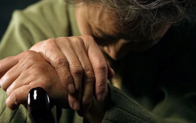 Vì sao nhiều người mới ngoài 40 đã bắt đầu có "mùi người già"? Không phải do ở bẩn như nhiều người vẫn nghĩ