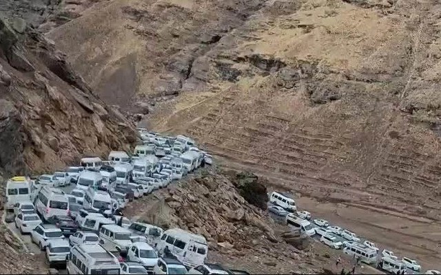 Không phải đi du lịch, hàng nghìn ôtô chôn chân trên đèo để tháo chạy khỏi thủ đô ô nhiễm nhất thế giới