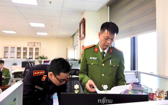 Khám xét phòng làm việc của cán bộ thuế Nguyễn Thị Phương