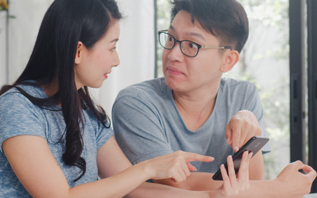 Mẹ vợ đột ngột lên chơi và hoảng hốt khi nhìn mâm thức ăn con gái và con rể vừa nấu xong