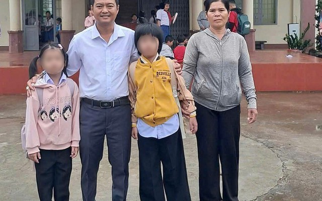 Bé gái bị cha xích chân, nhốt trong phòng bẩn thỉu được đến trường