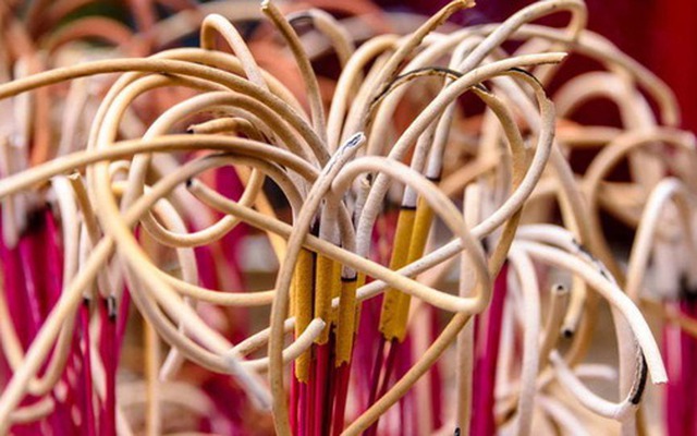 3 dấu hiệu trên bát hương cho thấy gia đình đang được phù hộ