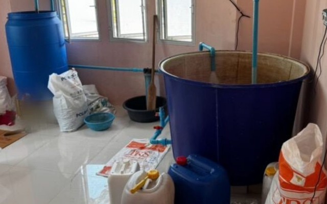 Một trung tướng người Thái Lan chỉ huy cuộc đột kích, tóm gọn đường dây sản xuất nước tương, cà phê giả quy mô lớn, tịch thu hơn 240.000 sản phẩm và loạt chai lọ, máy trộn