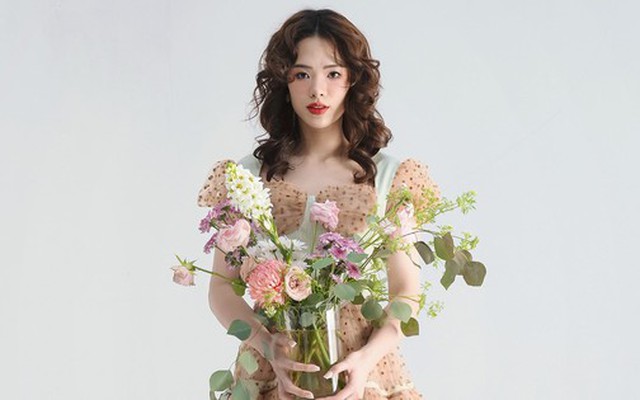 Visual sáng bừng của búp bê bóng chuyền Lê Thanh Thuý cầm cờ cho đoàn Việt Nam tại SEA Games 33