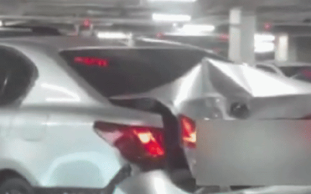 Kinh hoàng: "Ông trùm hộp đêm showbiz" bị hai kẻ lạ mặt xịt hơi cay, đuổi chém đến thương tích trong bãi đỗ xe