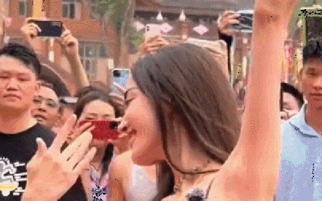 8 triệu người tìm xem mỹ nhân đẹp nhất Tân Cương được Thiên vương đình đám xin chụp ảnh cùng