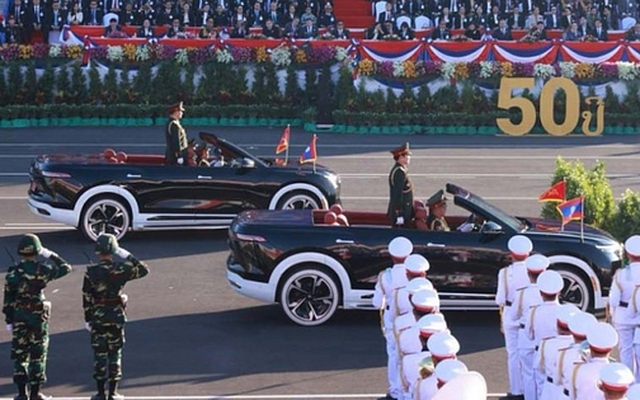Xe điện thương hiệu Việt xuất hiện trang trọng trong lễ Quốc khánh Lào, tự hào về bước tiến vươn xa