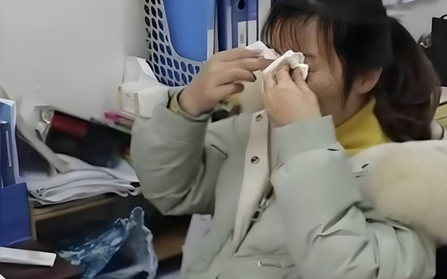 Cháu thi được điểm kém, ông nội viết 1 câu lên bài kiểm tra mà cả MXH bật khóc