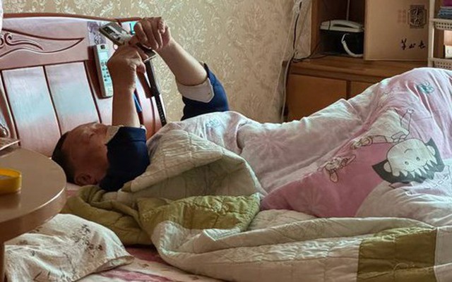 Chỉ nhìn 3 thứ trong phòng, cụ ông thuê giúp việc lương 50 triệu/tháng tin chắc mình "thắng đời"