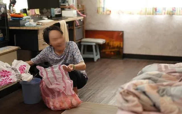 Con trai đi công tác, con dâu mỗi ngày giặt ga giường, tôi lén vào kiểm tra rồi đỏ mặt chạy ra