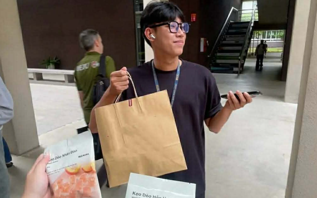 Chàng trai đi quanh trường đại học tặng kẹo cho người lạ chỉ vì một lý do