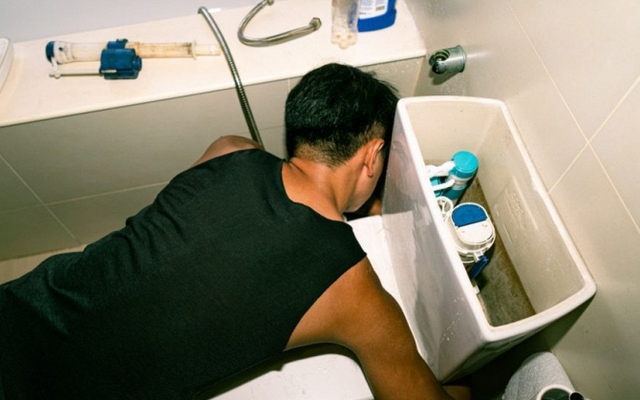 Phát hiện 1 anh thợ sửa ống nước có bằng đại học ngành kế toán từ ngôi trường danh giá