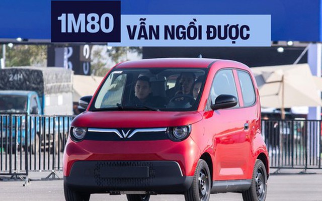 Đừng để ngoại hình đánh lừa, VinFast Minio Green có thể 'cân' được người cao 1m80 như thế này đây!