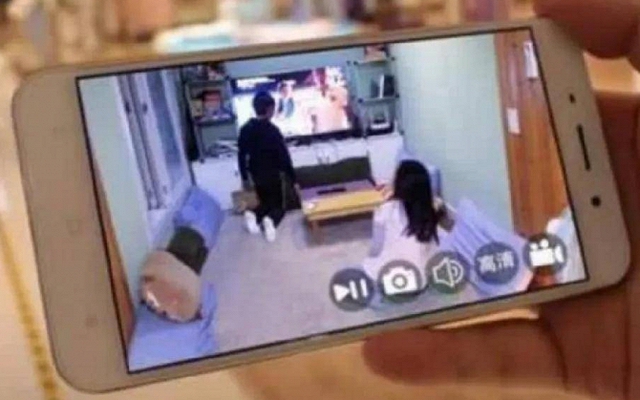 Thuê bảo mẫu trông con, con trai 8 tuổi cứ 9 giờ tối là buồn ngủ, bố kiểm tra camera rồi thưởng gấp cho bảo mẫu 70 triệu