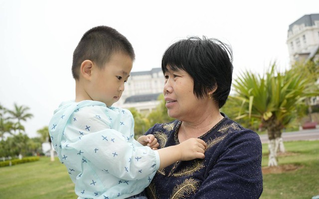 Nghỉ lễ về nhà bà nội hay bà ngoại? Câu trả lời của đứa trẻ khiến người mẹ đứng bên đỏ bừng mặt!