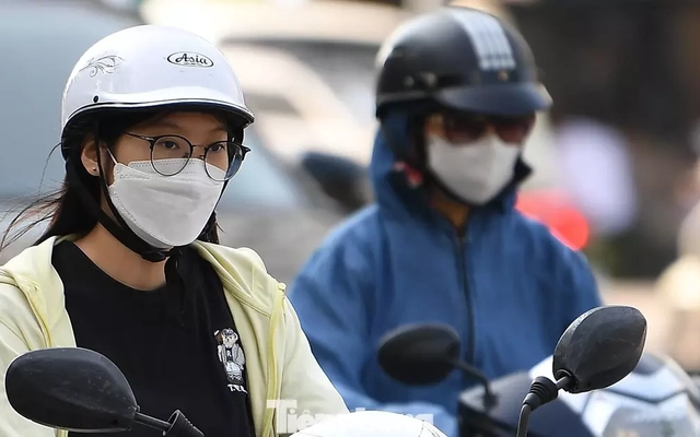 Bụi mù bao phủ Thủ đô: Người Hà Nội vật lộn đối phó với cảnh ‘mắt cay, thở khó’