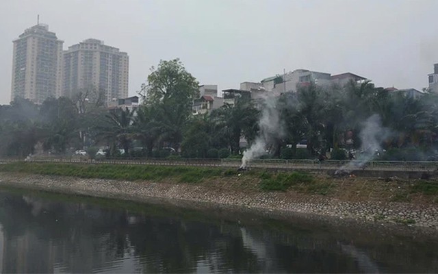 Vừa kêu ca không khí Hà Nội ô nhiễm vừa thản nhiên đốt rác, đốt vàng mã