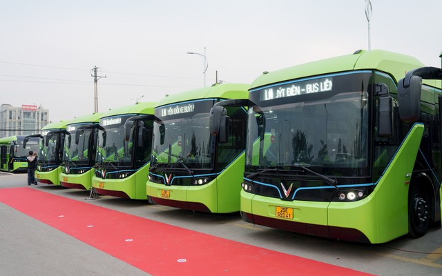 Sáng nay, tỷ phú Phạm Nhật Vượng vừa "bán" được 111 xe buýt điện