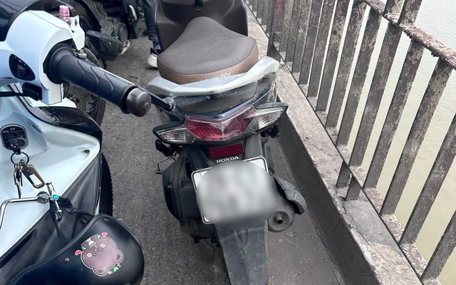 Hà Nội: Hiện trường nơi người phụ nữ bỏ lại xe máy, nhảy cầu Chương Dương