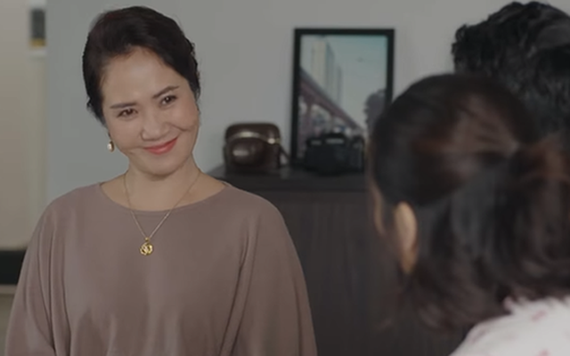 Vừa sinh con xong, mẹ chồng dúi cho tôi cuốn sổ đỏ khiến cả nhà ngơ ngác