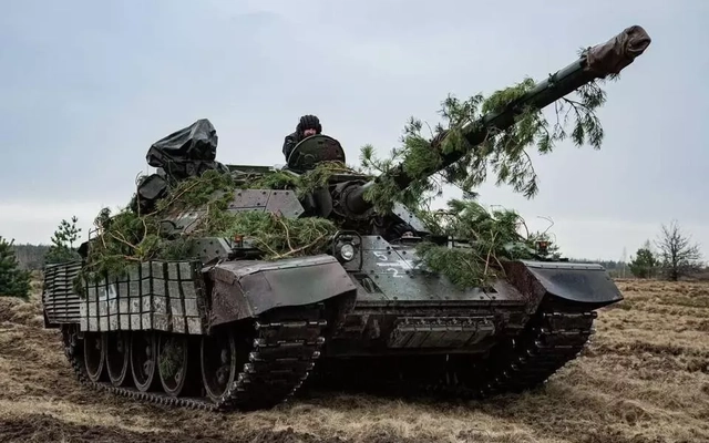 Xe tăng M55S ở tuyến sau bắt đầu ào ạt vào trận chiến