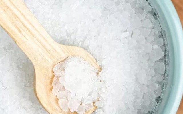 Vì sao nên để một đĩa muối cạnh cửa sổ mùa đông?