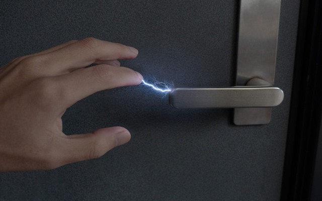 Mùa đông chạm vào đâu cũng bị “giật điện”: Nguyên nhân ai cũng gặp và cách giảm khó chịu