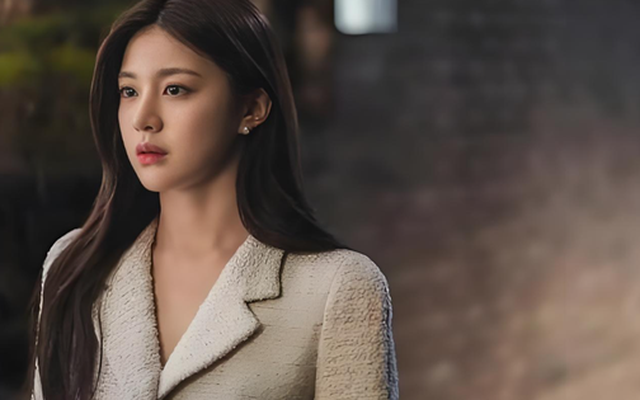 Vừa hỏi mẹ tiền của mình đâu, mặt bà tái đi, tay lóng ngóng khiến tôi biết ngay có chuyện bất thường