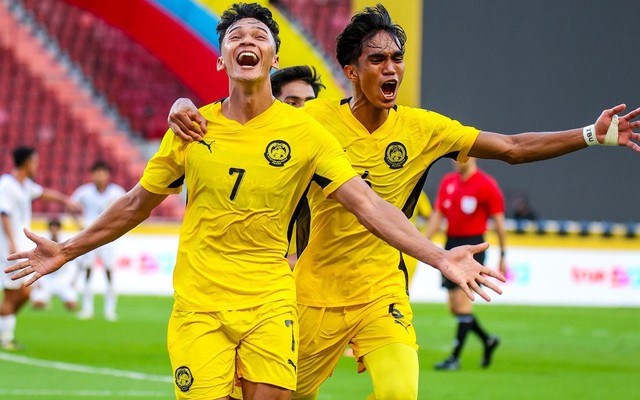 Tuyển Malaysia ngược dòng thắng đậm Lào, giành lấy ngôi đầu bảng SEA Games của tuyển Việt Nam