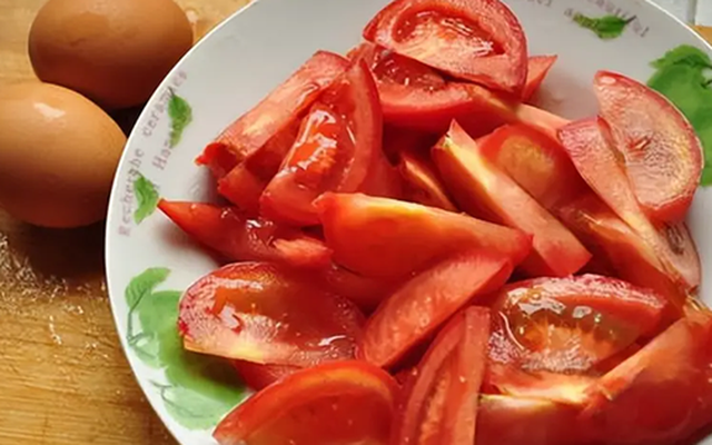 Người phụ nữ 50 tuổi ăn cà chua mỗi ngày, 1 năm sau kết quả khám sức khỏe gây bất ngờ