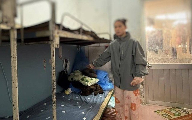 Bắt, khám xét nơi ở của người phụ nữ liên tục thay quần áo, đột nhập vào ký túc xá