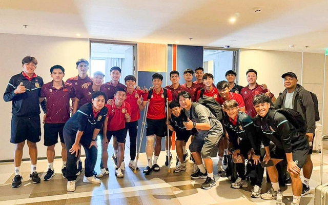 Tuyển thủ Lào bị chấn thương & hành động thắm tình anh em của tuyển Việt Nam