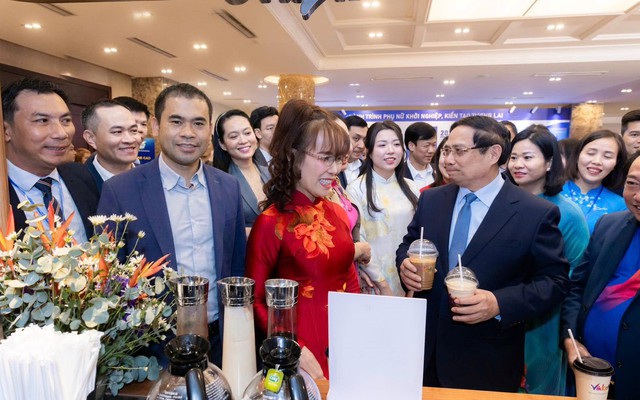 Ghé 'tiệm cà phê' của tỷ phú Nguyễn Thị Phương Thảo, Thủ tướng 'hai tay cầm hai cốc' mang về: Vứt đi thì lãng phí!