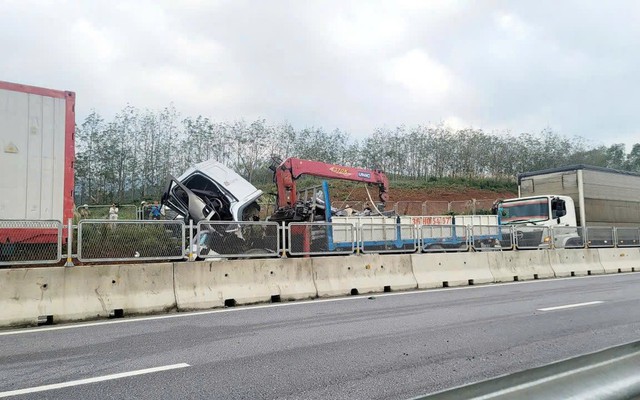 Xe đầu kéo va chạm xe tải trên cao tốc Bùng - Vạn Ninh, 5 người thương vong