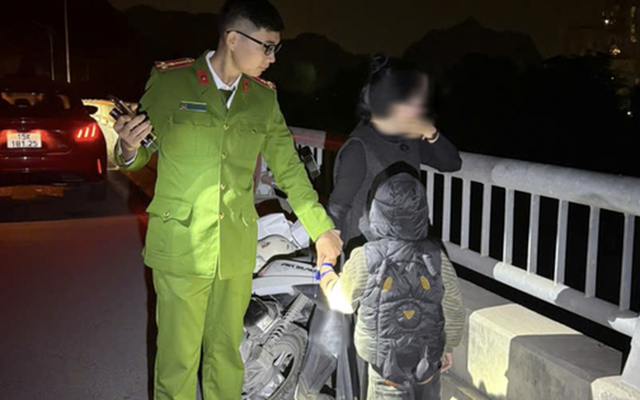 Chồng chết, người vợ trẻ ôm con trai 4 tuổi định nhảy cầu tự tử