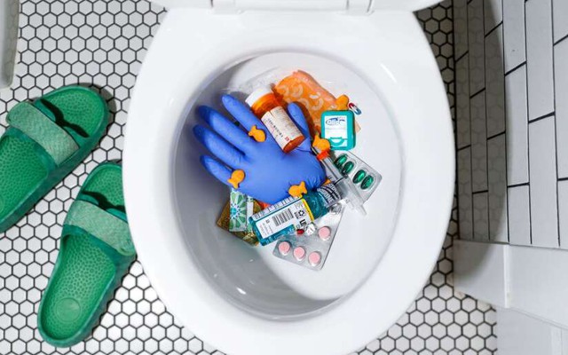12 thứ không bao giờ được vứt xuống bồn cầu