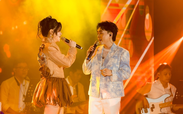 Trung Quang bùng nổ trong đêm nhạc riêng ở Hà Nội, xúc động vì chật kín khán giả