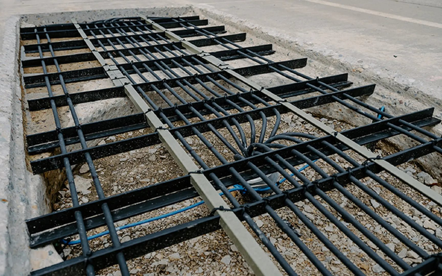 Phát minh có thể thay đổi tương lai ngành vận tải: Xe điện vừa sạc vừa đi ở tốc độ 105 km/h, hệ thống pin nằm sâu dưới mặt đường cao tốc