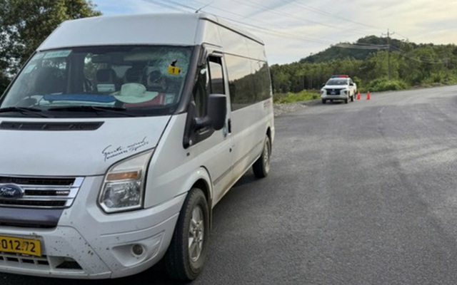 Đá rơi từ xe ben trúng ô tô, 3 du khách Nga thương vong