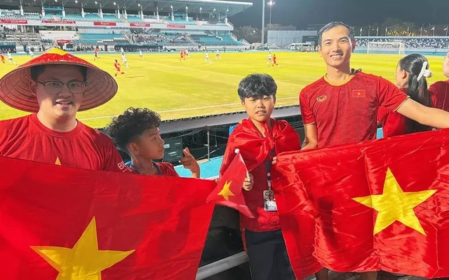 Dạy con yêu quê hương từ những ngày cùng bố theo đội tuyển Việt Nam