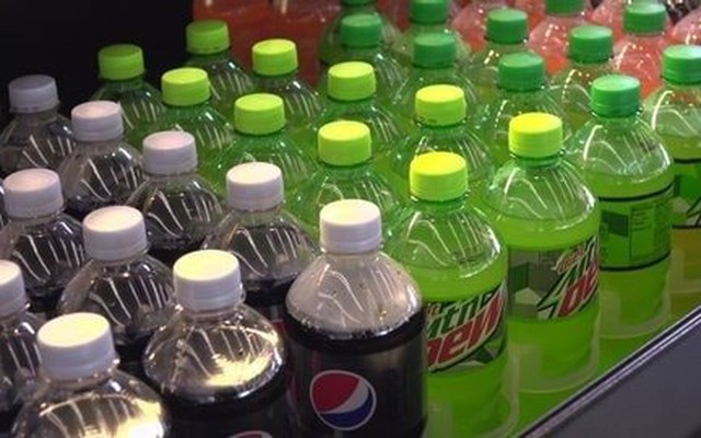 Đột kích 3 cơ sở, công an Ấn Độ triệt phá đường dây buôn bán nước ngọt giả quy mô lớn, hơn 175 thùng sản phẩm nhái bị tịch thu